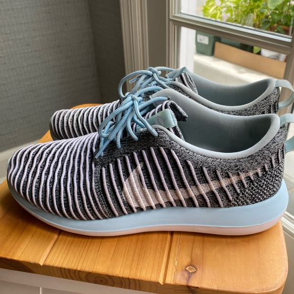 Nike Womens Roshe Two Flyknit Sneakers - Picture 2 of 6